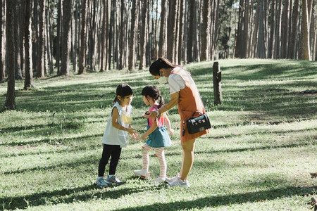 时间母亲和两个女儿在树林中参加户外教育图片