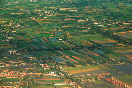 ChaoPhraya河沿岸农村地区和绿稻田的空中观测图泰国树环境图片