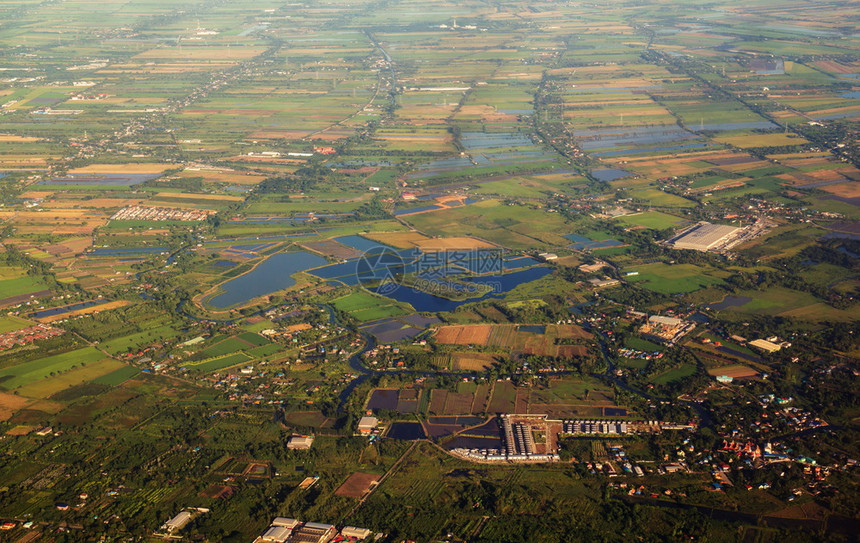 环境春天热带ChaoPhraya河沿岸农村地区和绿稻田的空中观测图图片
