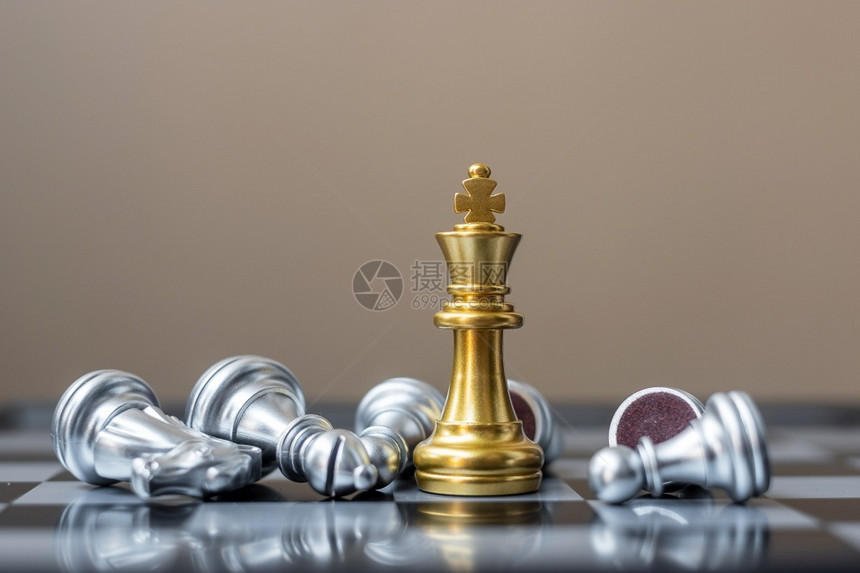 金融人们帕努瓦在棋盘竞争战略成功管理商业规划打乱赢和领导理念期间金象棋王人物在竞技场争战略胜利和领导理念中与球迷或对手的人群格不图片