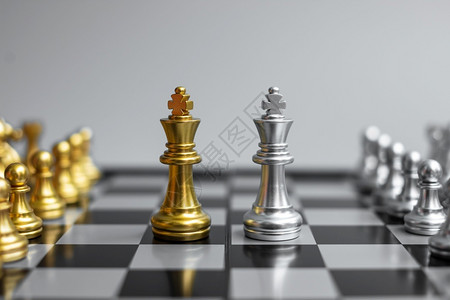 目标或者国王在棋盘竞争战略成功管理商业规划战术政治和领导理念期间金象棋王人物和行将士或对手在棋盘竞争战略策政治和领导概念中背景图片