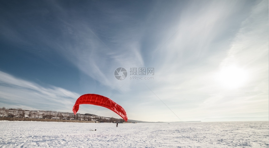 冬季雪地风筝冲浪者图片