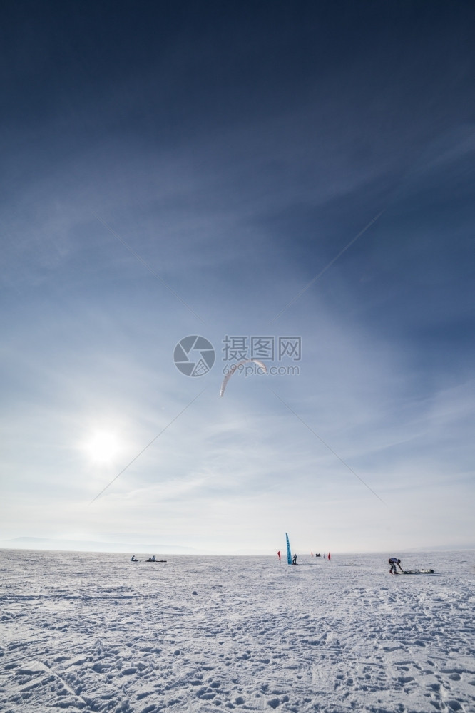 冬季雪地风筝冲浪者图片