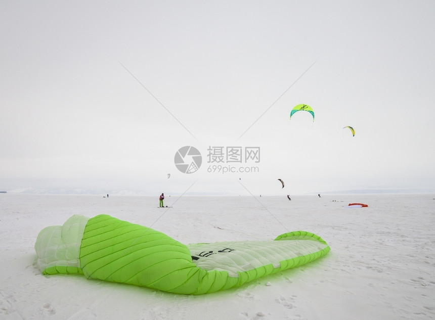 冬季雪地风筝冲浪者图片