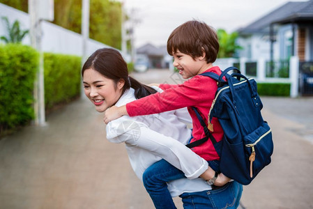 妈妈背着小男孩图片