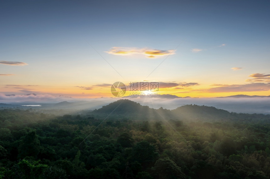夏天莫晚上清晨风景的空中视图包括泰国兰邦MaeMoh发电厂附近的山峰云雾和美丽的太阳以及清晨风景的全泰国仰光省MaeMoh电厂附图片