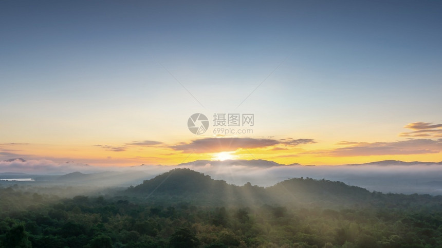 日落冒险清晨风景的空中视图包括泰国兰邦MaeMoh发电厂附近的山峰云雾和美丽的太阳以及清晨风景的全泰国仰光省MaeMoh电厂附近图片