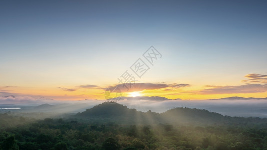 全谷透日落冒险清晨风景的空中视图包括泰国兰邦MaeMoh发电厂附近的山峰云雾和美丽的太阳以及清晨风景的全泰国仰光省MaeMoh电厂附近背景