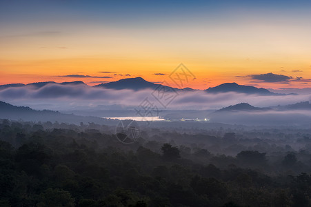 全谷透晚上清晨风景的空中视图包括泰国兰邦MaeMoh发电厂附近的山峰云雾和美丽的太阳以及清晨风景的全泰国仰光省MaeMoh电厂附近日落背景