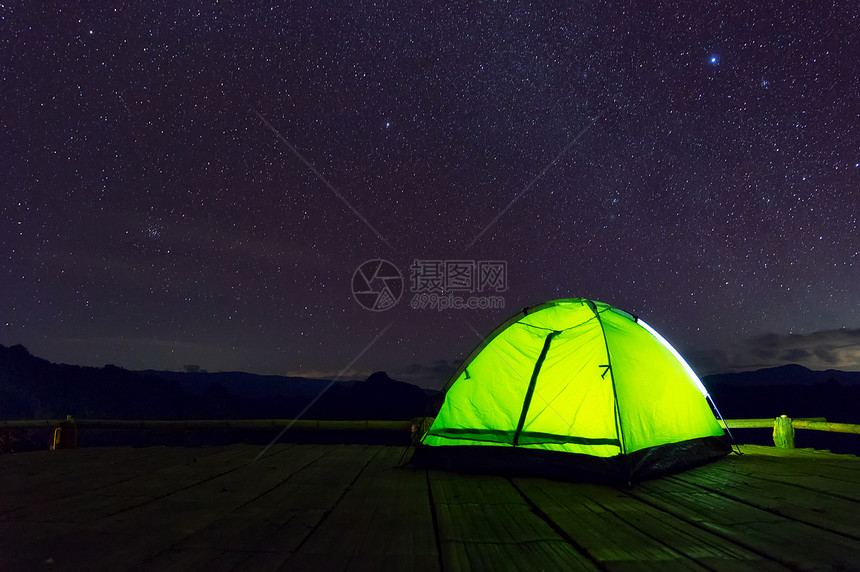 自然夜空中满天星和银河图片