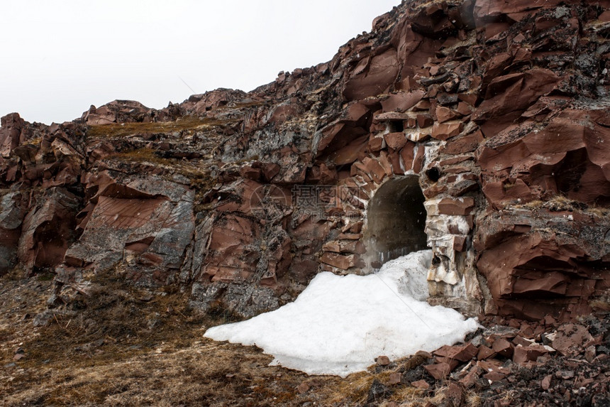 大岩石残余物挪威北部军事洞穴低入口处芬马克是在世界大战期间建造的在世界战争期间建造的挪威北部军事洞穴低入口处芬马克图片