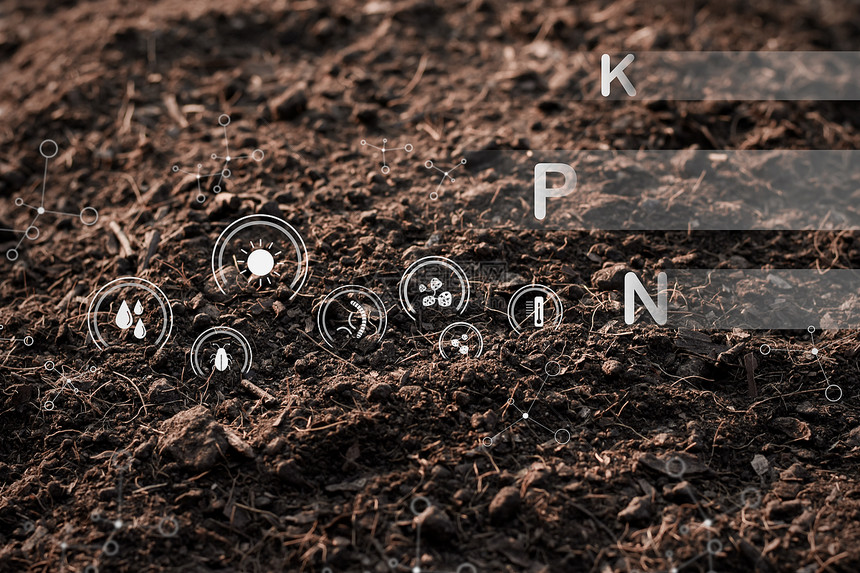 新鲜的土壤中丰富用于种植矿物并具有土壤退化方面的标志技术的土地图片