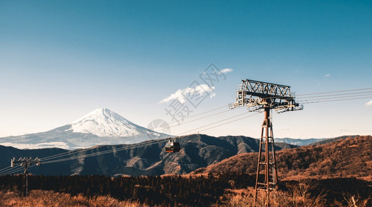 全景美丽的藤山冬季雪盖在日本最顶端冬本提亚尔和橙色的调子地点顶峰图片