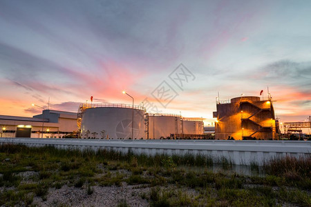 管子涡轮泵夜间石油化工业储罐的存图片