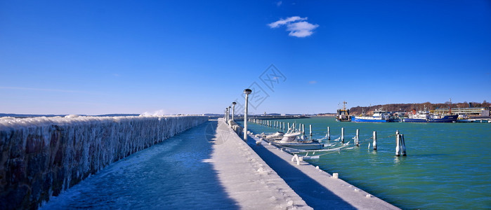 蓝色的母亲戏剧寒冷的灯塔和码头在暴风寒冬日图片