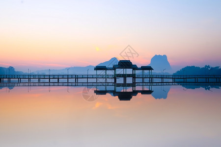 缅甸HpaAn湖边日出大桥和展馆奇异公园景观全以及缅甸HpaAn的缅甸旅游地貌和目的建筑学明亮禅背景图片