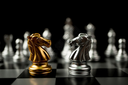 开启财富之门金和银马象棋请面对背景中还有银象棋竞争领导力和商业愿景的概念以赢得商业游戏的家之门概念PIF经理公司的智力背景