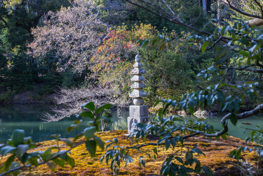 遗产雕刻中的石珠芽在日本京都金阁寺的花园里宗教美丽的图片