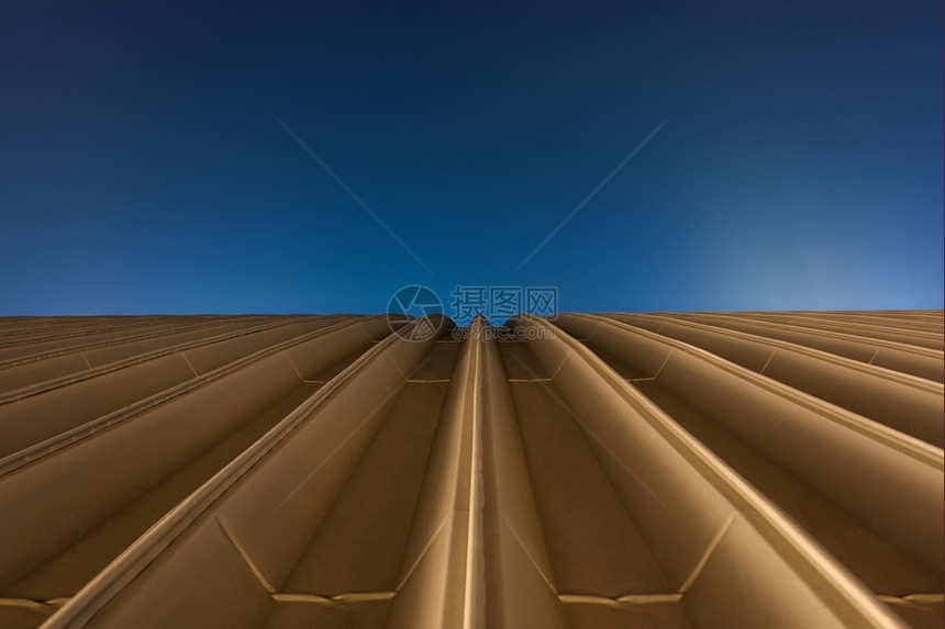 金属构造蓝色天空背景的大厅金黄色屋顶材料图片