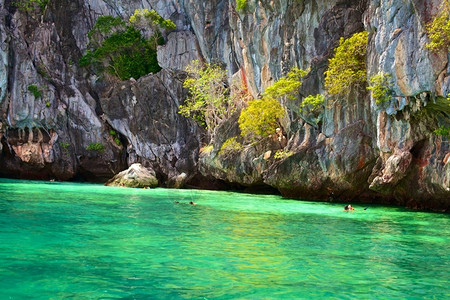 岛在泰国安达曼海马拉科特洞穴附近游泳者高清图片