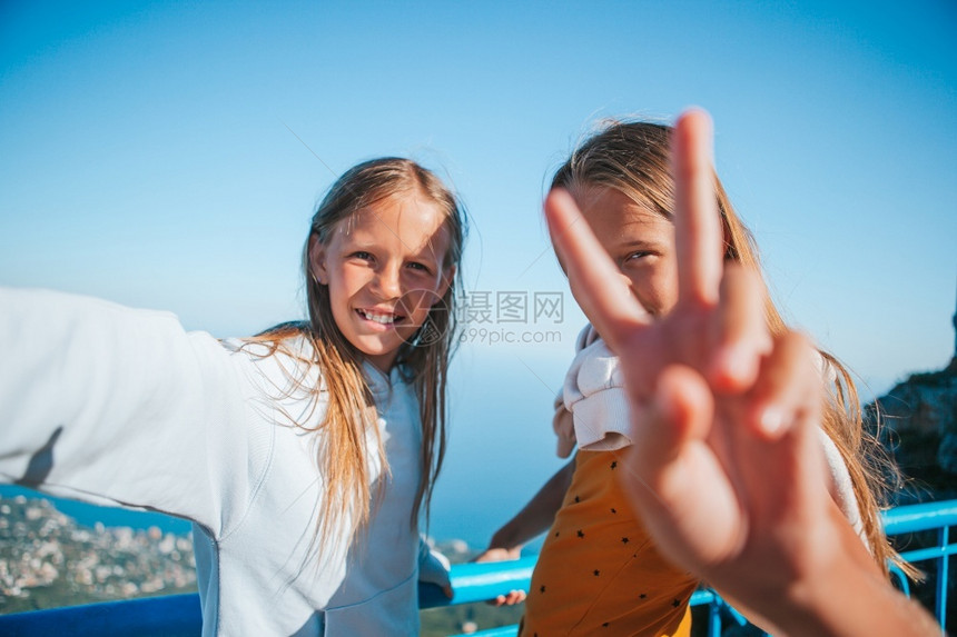 假期山上可爱的小女孩在自拍山上笑的女孩在自拍浓度夏天图片