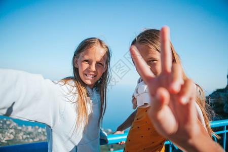 假期山上可爱的小女孩在自拍山上笑的女孩在自拍浓度夏天图片