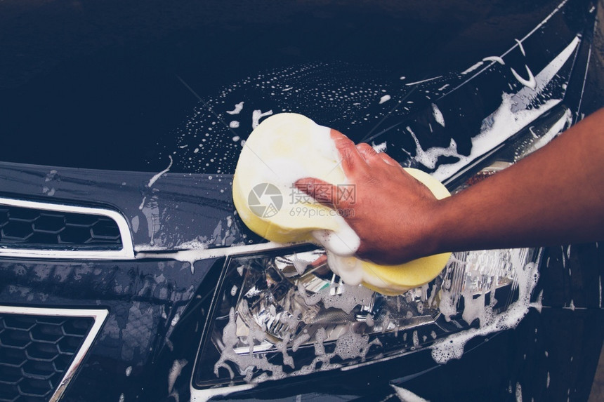 窗户玻璃男人用黄色海绵洗车超细纤维图片