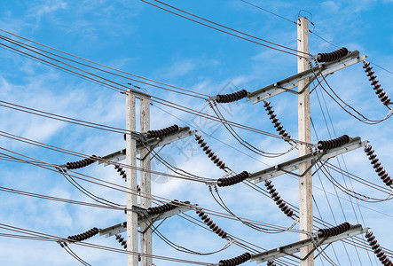 基础线条素材建造邮政电网输三相支持制造业的电力高压线杆和对抗蓝天白云金属丝背景