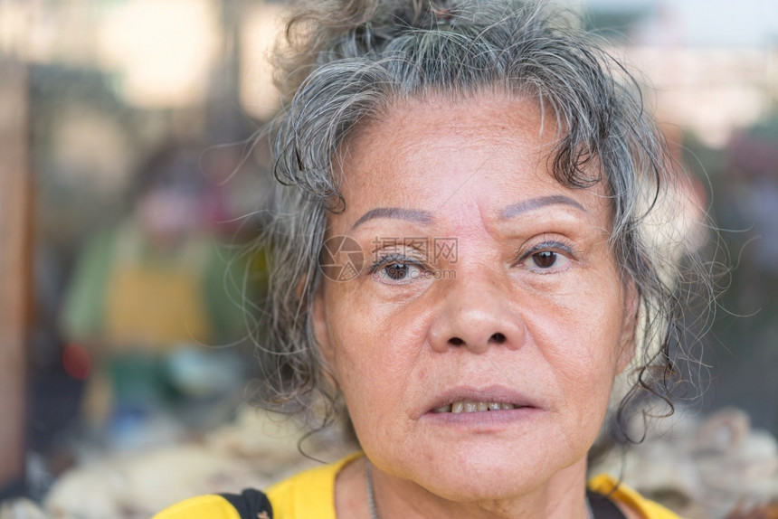 紊乱亚洲老年妇女60岁时有黑头发和脸上皱纹的亚洲老年妇女在做角膜外科手术美貌和保健概念之前用眼睛和眉纹展示她的睛和眉纹亚洲老年妇图片