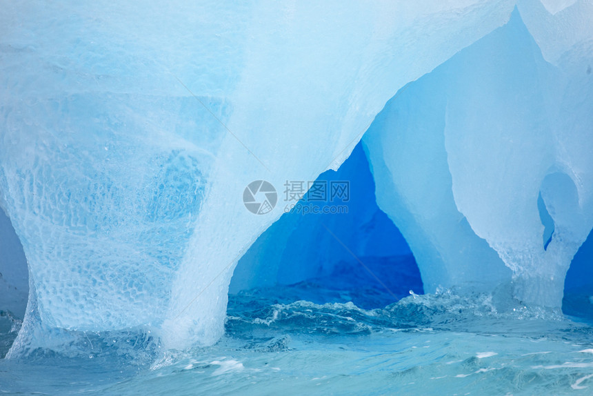 角落被淹透水洞穴里充满了冰中的水里面有透明晶的清晰墙壁闪亮的蓝色图片