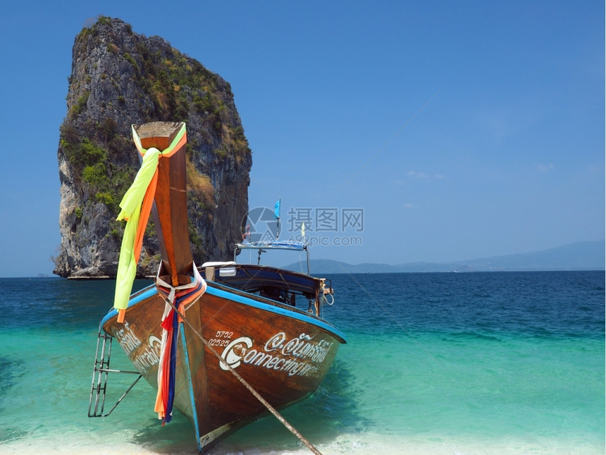 假期亚洲2015年月日泰国传统木制长尾拖船在竹布岛岸边等待乘客从菲皮岛一天的行程前往比皮岛海洋图片