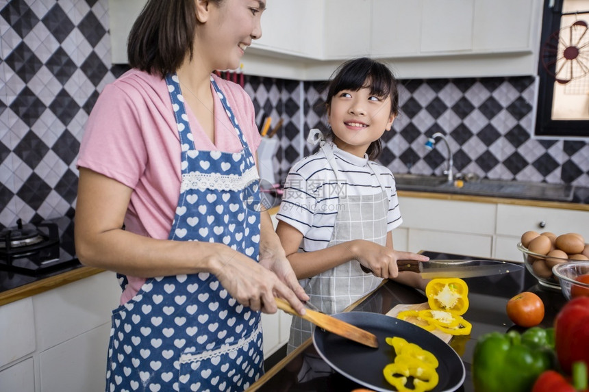 女快乐的屋亚洲家庭正在做饭父母女儿家里厨房做饭节假日的家庭活动和娱乐快概念是家庭活动在娱乐中欢的理念图片