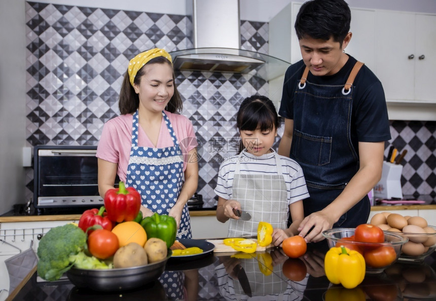 亚洲家庭正在做饭父母女儿家里厨房做饭节假日的家庭活动和娱乐快概念是家庭活动在娱乐中欢的理念一顿饭男母亲图片