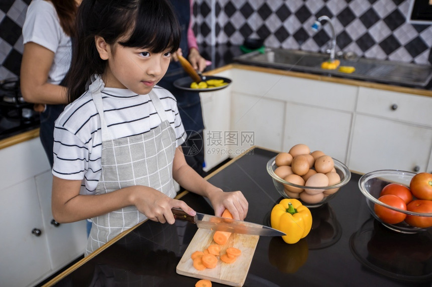 男人童年吃亚洲家庭正在做饭父母女儿家里厨房做饭节假日的家庭活动和娱乐快概念是家庭活动在娱乐中欢的理念图片