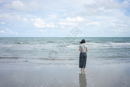 海滩太阳面对洋的亚洲年轻女感到寂寞心碎的海洋就像清净心灵的苗圃光是解放旅行的概念就如同解放之旅日落背景图片