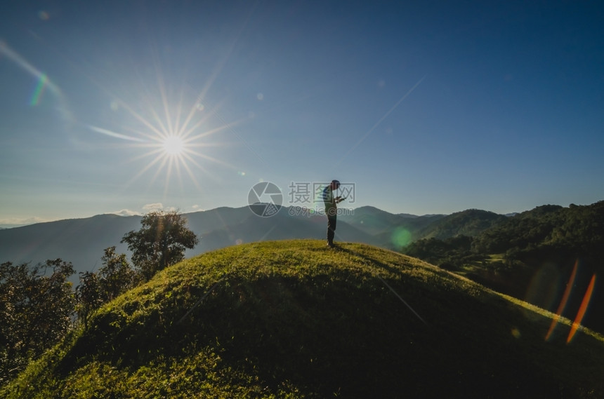 旅行阳光户外在山顶上的人图片