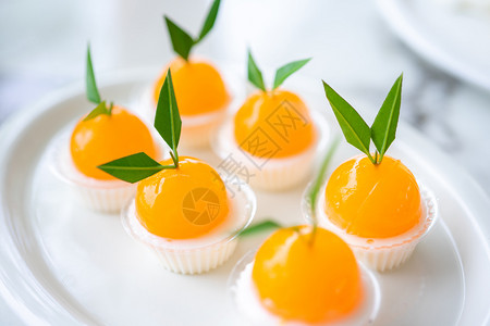 健康橘子果壳被装饰在一盘橙色样的特上口味甜酸新鲜的美食图片