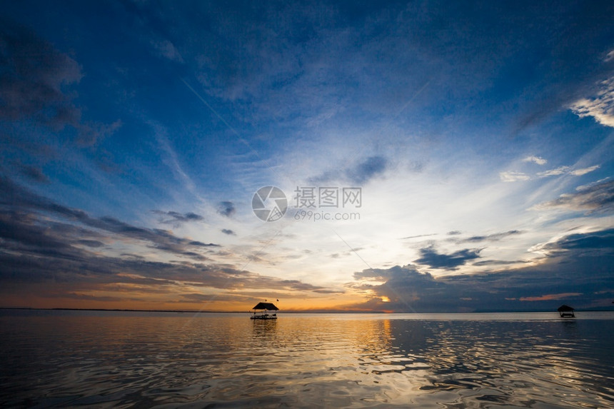 亚洲生活日落时在水中漂浮旅游图片