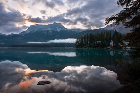 幽鹤加拿大不列颠哥伦比亚省Yoho公园美丽的翡翠湖日光云户外图片