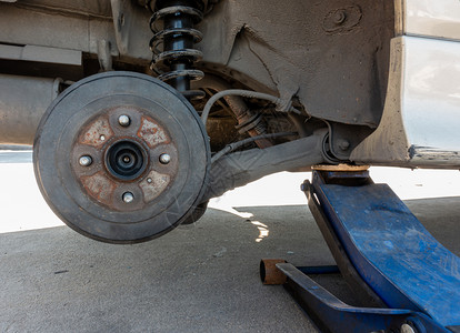 电梯车辆安全旧和脏没有轮子用液压插车把抬起来修理轮胎关闭圆盘休息图片