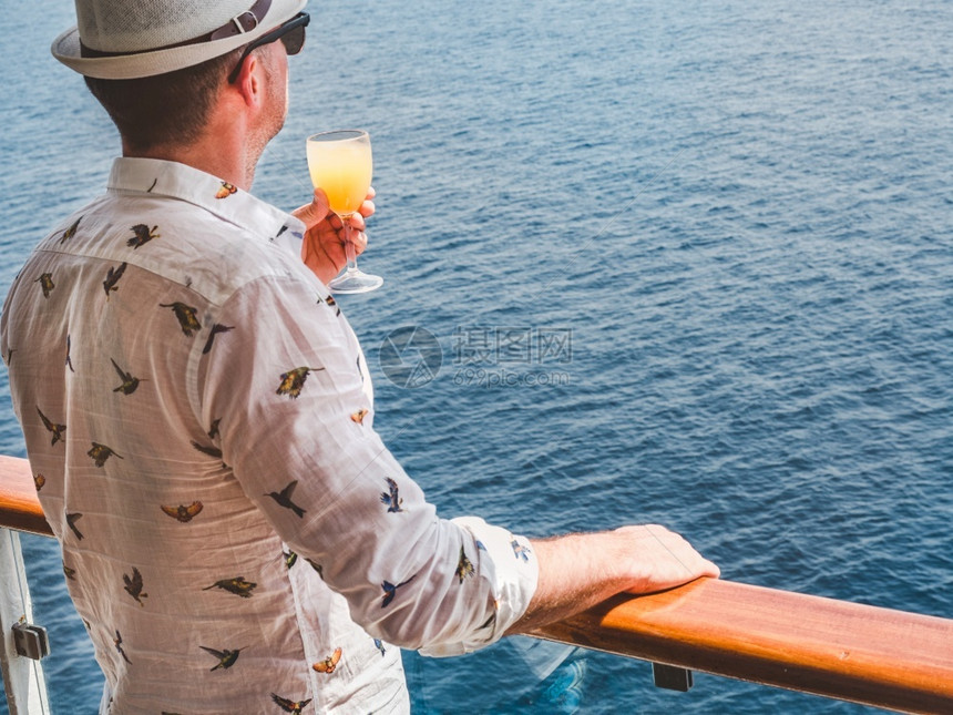 栏杆海浪和阳光照耀背景的美丽玻璃休闲与旅行的近视概念以及海洋背景的美丽玻璃和一杯饮料在海面背景上的美丽玻璃开胃酒波浪图片