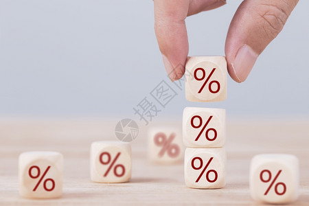 商业目标堵塞人选择顶端的木块上面有百分数符号图标金融概念利率和按揭背景