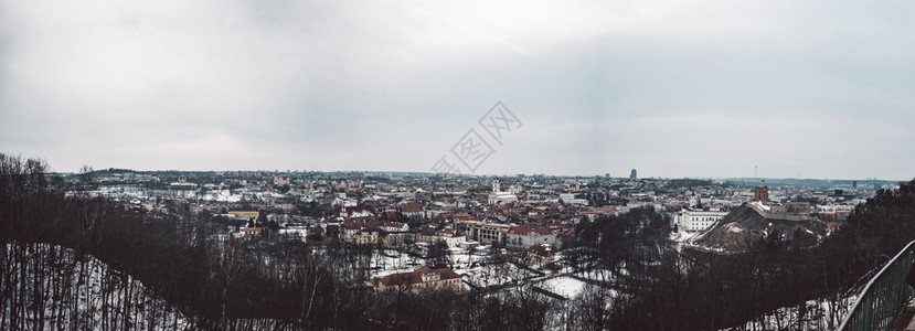 地平线冬季从高点对城市进行良好观察的季节天气景象白色的建筑学图片