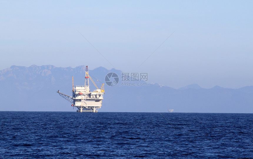 泵日出海洋VenturaCalifornia附近一个海石油钻井平台图片