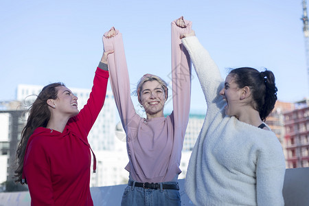三个女生在一起手拉手欢乐庆祝图片
