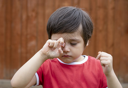 干草春天小男孩有过敏的擦眼毛小孩在暑假户外玩耍时抓着他的眼睛孩子在户外玩耍时有过敏的皮肤痒脸部和打喷嚏健康图片