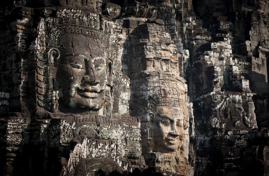 文明笏游客柬埔寨暹粒省吴哥Wat综合体Bayon寺庙的佛像雕刻巨大图片
