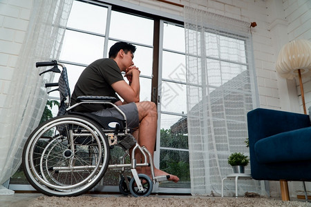 坐在轮椅上沮丧的残疾男子图片