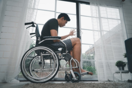 坐在轮椅上的残疾男子图片