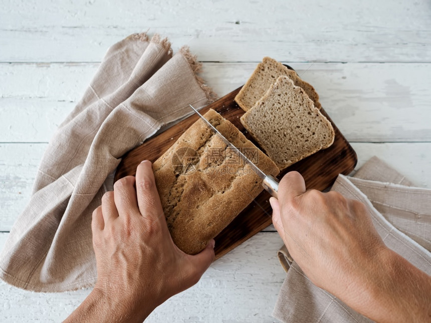 包子新鲜粮食女手切面包位于木质表近纸巾白木背景最佳观点烘烤概念乳房图片